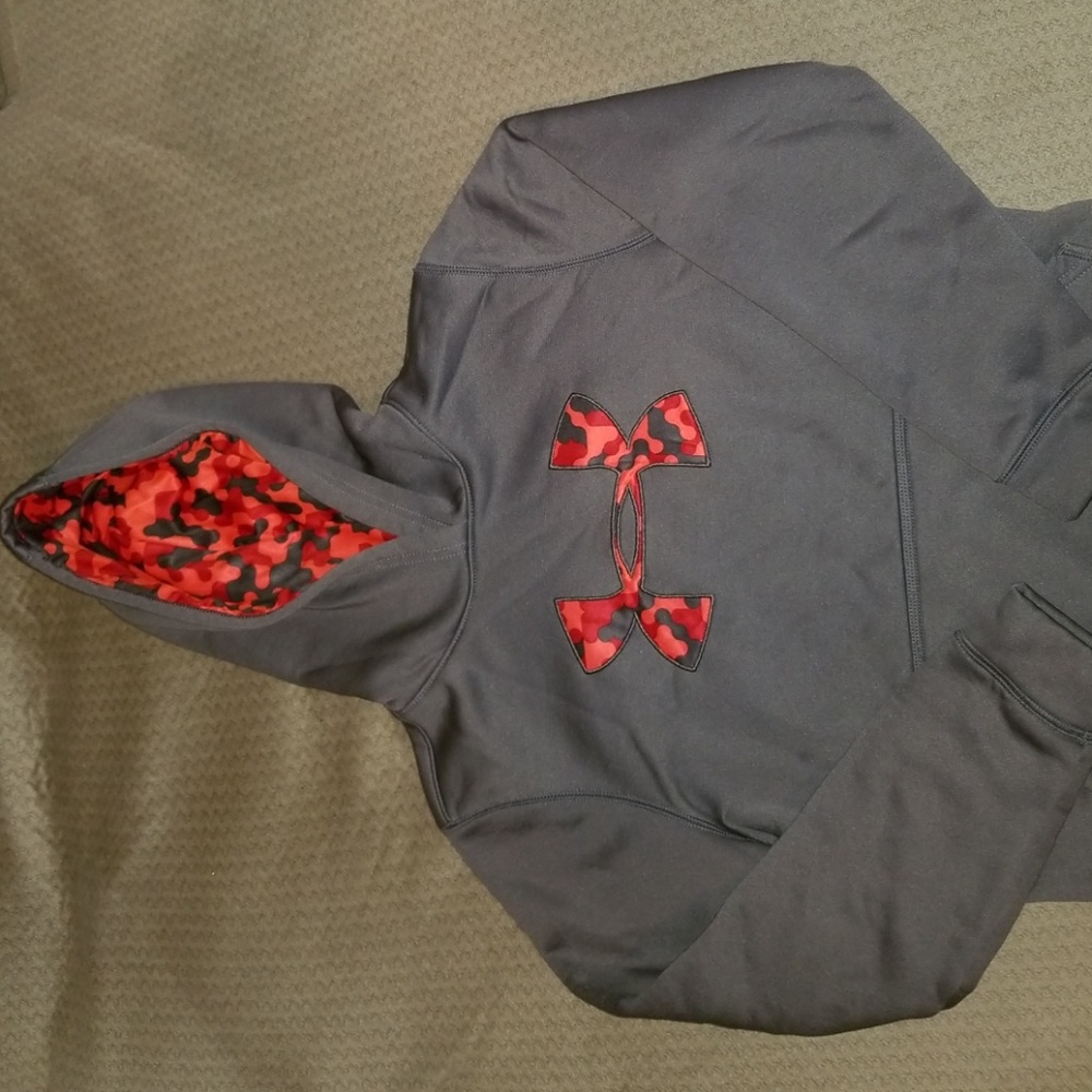 Under armour pull over.  Youth Medium